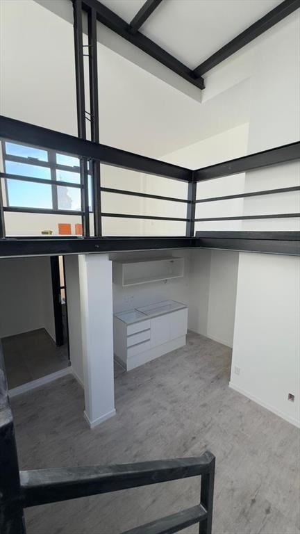 Sarandi, Loft en plaza Matriz, 46 m2, muy iluminado, Estren