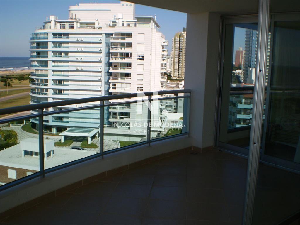Vende apartamento de 3 dormitorios mas dependencia , con vi