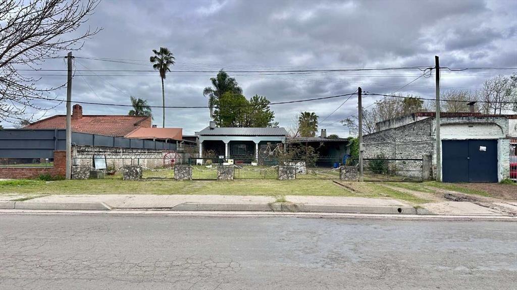 VENTA CASA COSTANERA CON JARDÍN