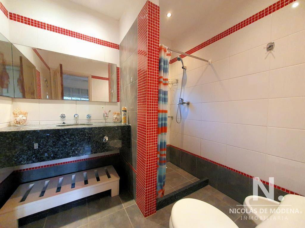 Venta de casa de 4 dormitorios en barrio Cantegril, Punta d
