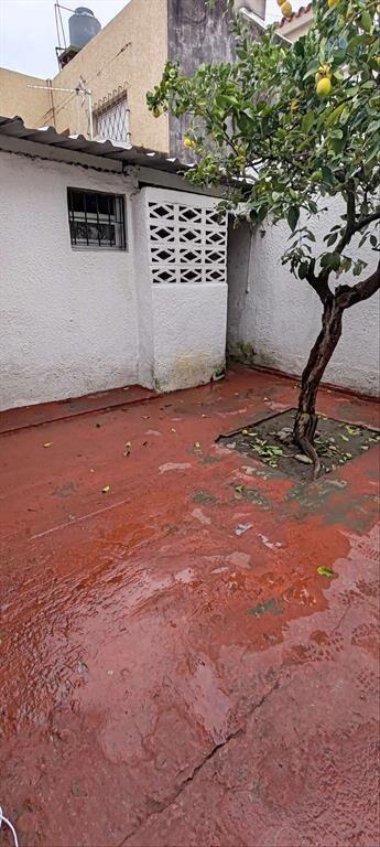 PROX AV JUAN CARLOS BLANCO PH AL FONDO CON PATIO EXCLUSIVO