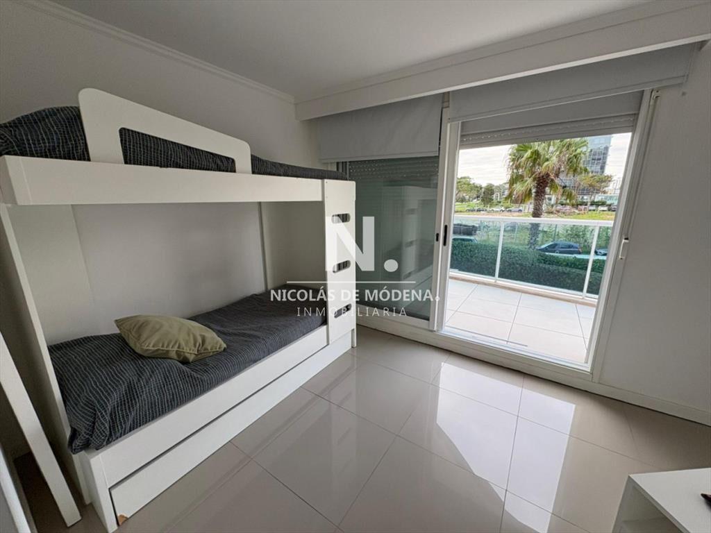 Apartamento de 3 dormitorios en Casino Tower, del