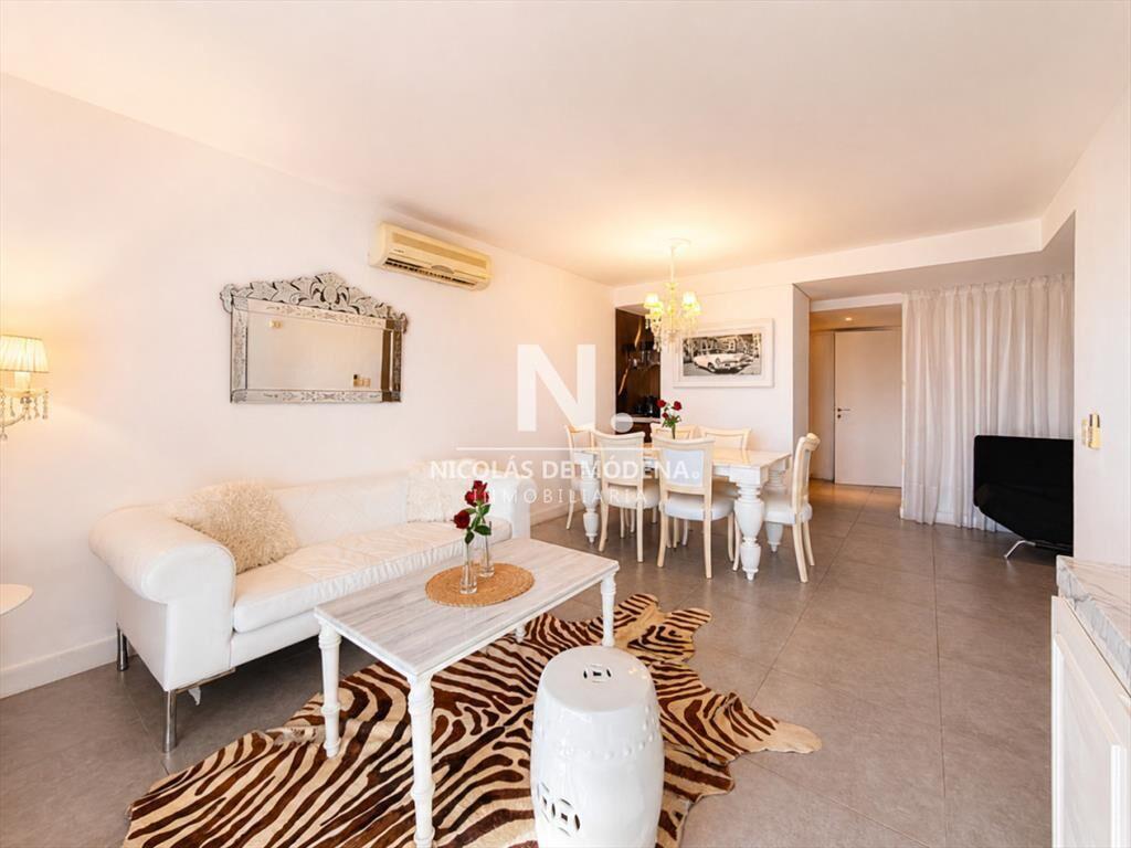 En venta en edificio Yoo, apartamento de 1 dormitorio y med