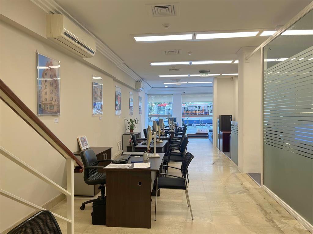 Venta excelente local en Av 18 de julio y Ejido. Centro. Re