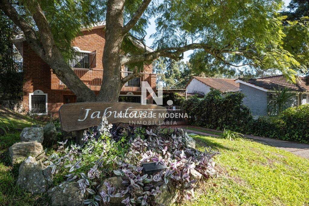 Vende casa de 4 dormitorios en Jardines de