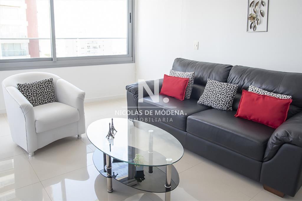 Apartamento en venta a metros de Playa Brava, 2