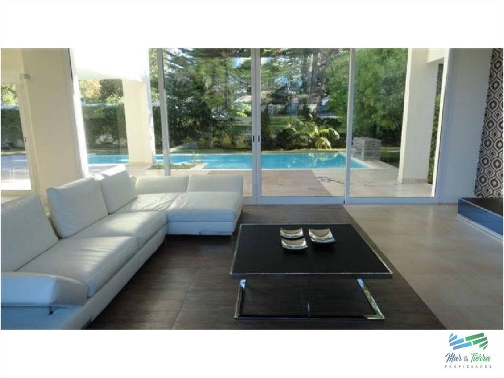 Vendo casa de 4 dormitorios con piscina en barrio
