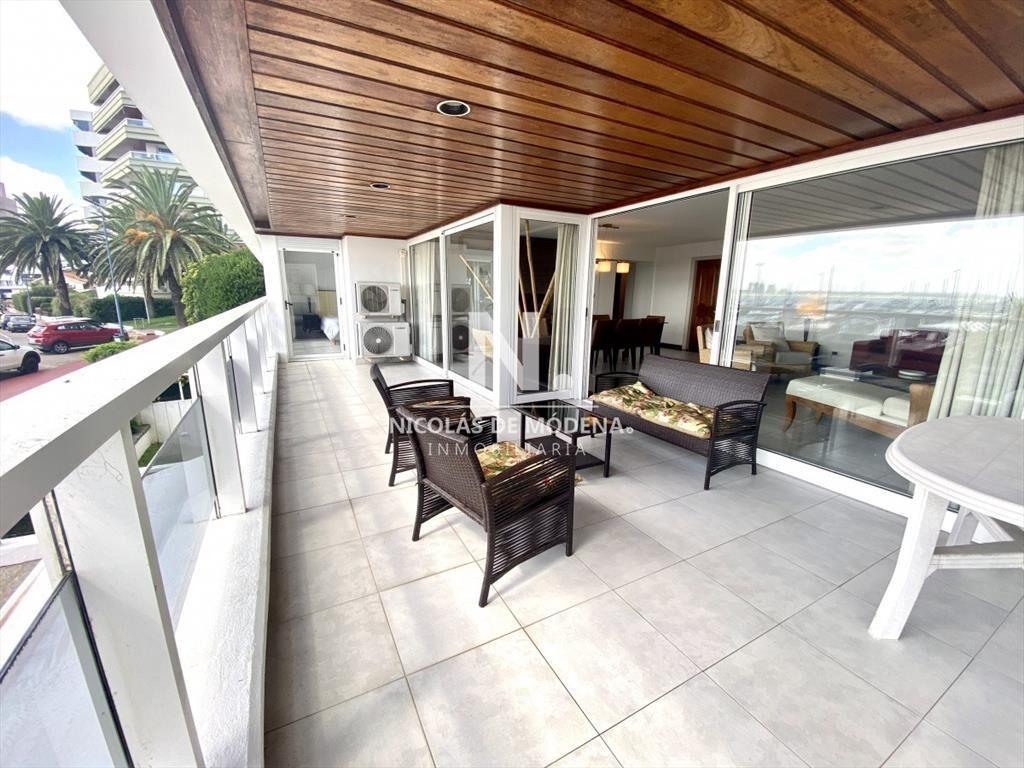 Excelente apartamento enfrente al puerto!