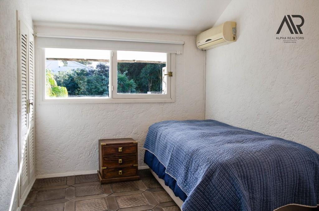 Amplia casa familiar en Barrio Lugano, próxima a Punta S...