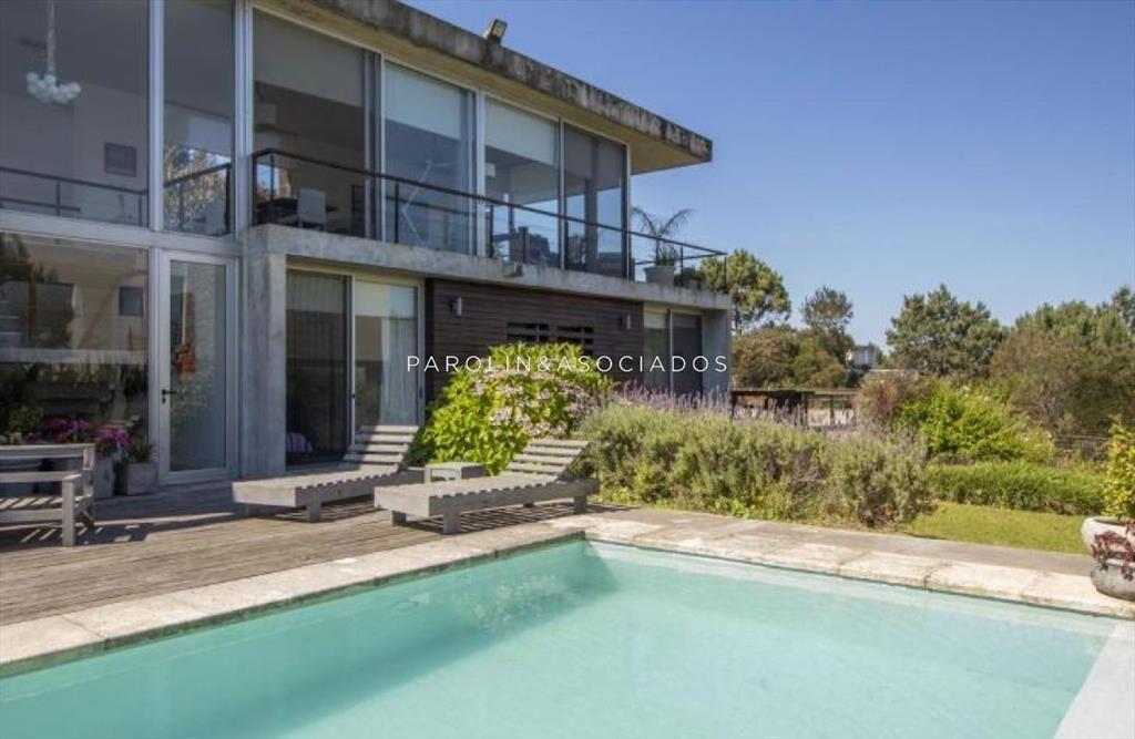 CASA EN VENTA DE 3 DORMITORIOS EN JOSE IGNACIO