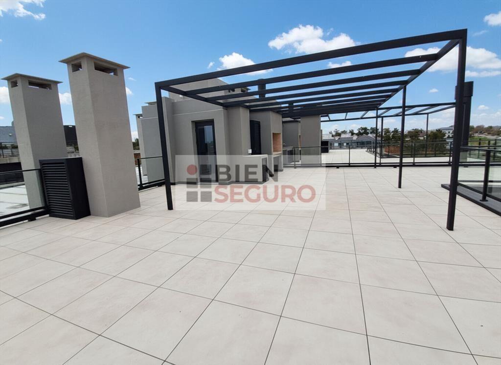 Penthouse de 3 dormitorios en alquiler en Carrasco Norte. C