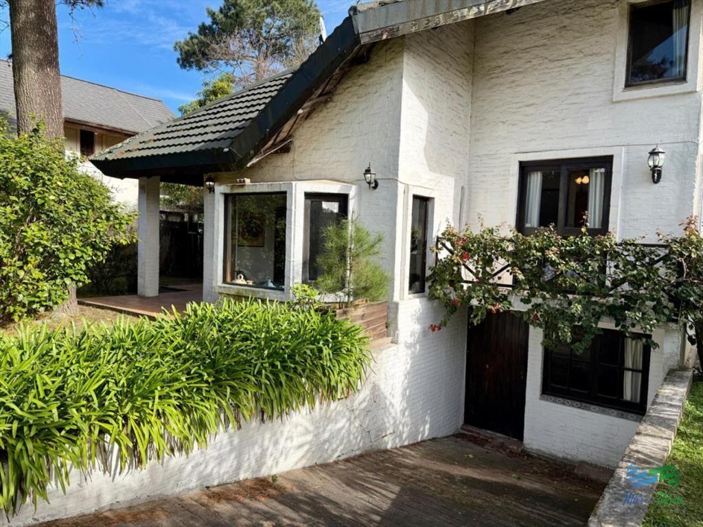 En venta casa 4 dormitorios, con piscina, en del