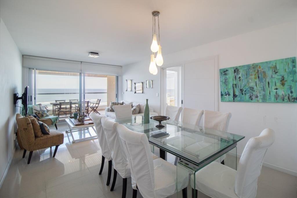 Excelente Apartamento de Tres Dormitorios con Vista a Playa