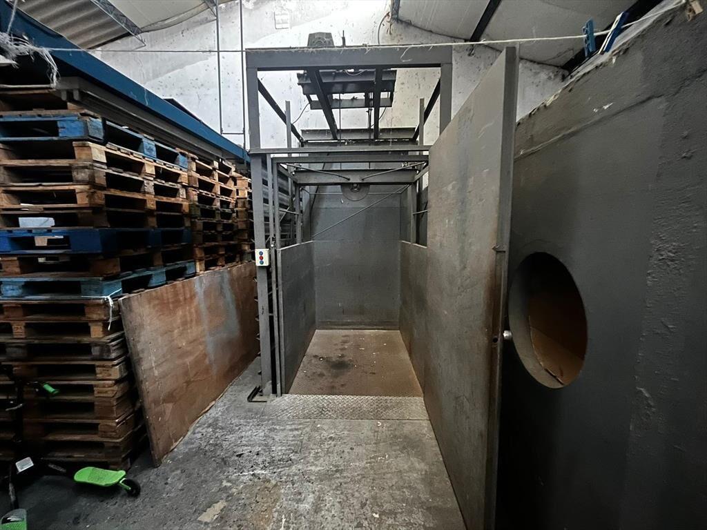 Gran deposito, 1000 m2 de planta + 600 m2 de entrepiso, 3 p