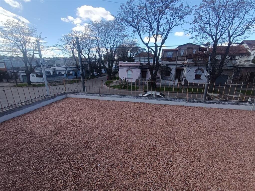 Casa esquina, punto barrial, gran jardín, muy buen estado,