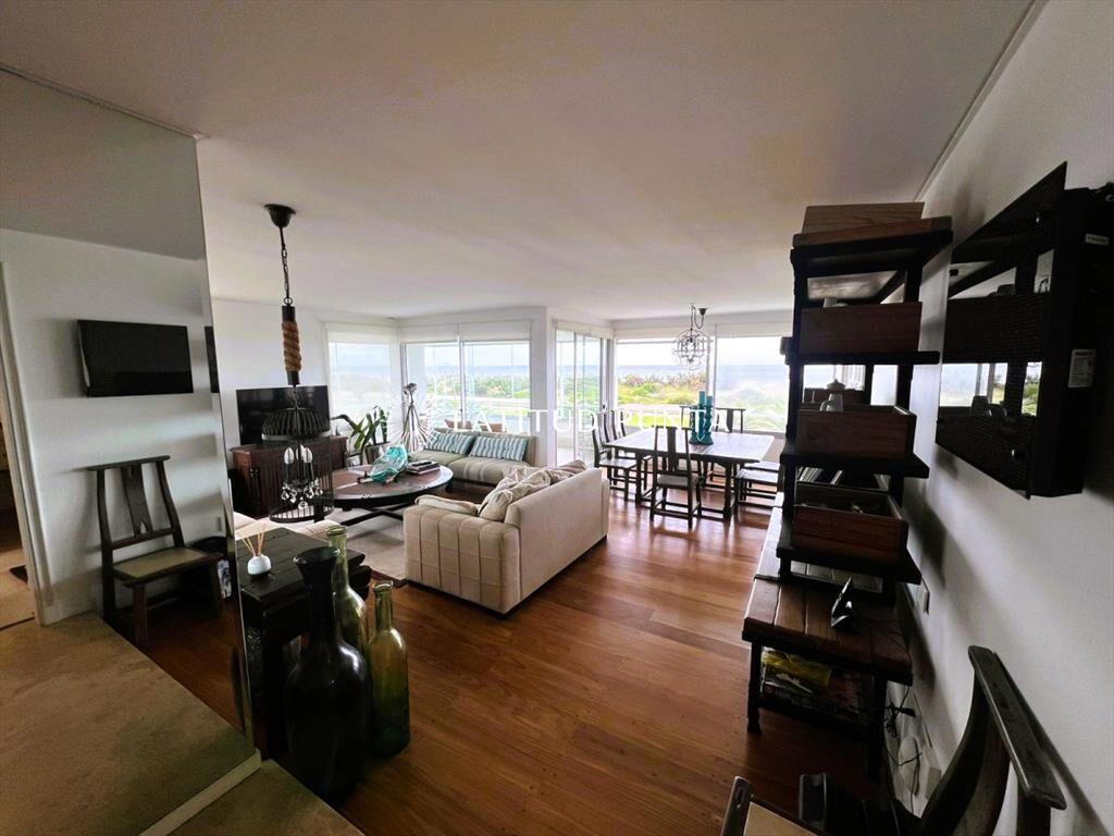 Apartamento en Brava, 3 suites más dependencia