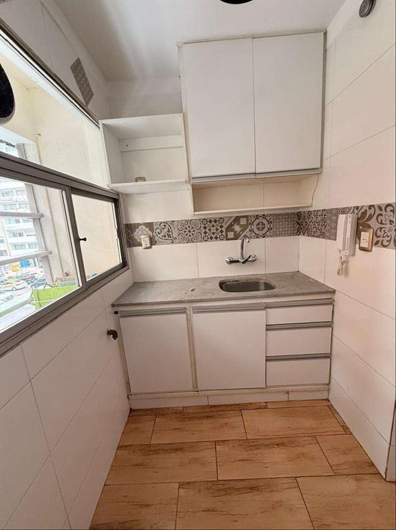 Apartamento al frente, 1 dormitorio, ubicado sobre Benito B