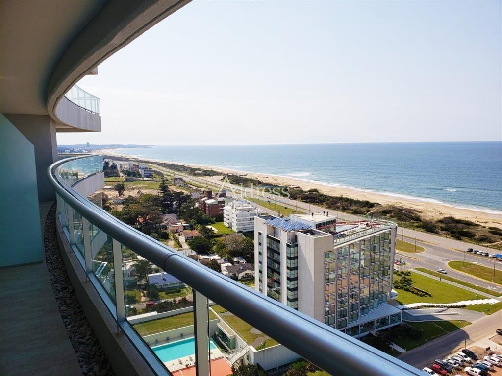 Playa Brava , edificio con amenities