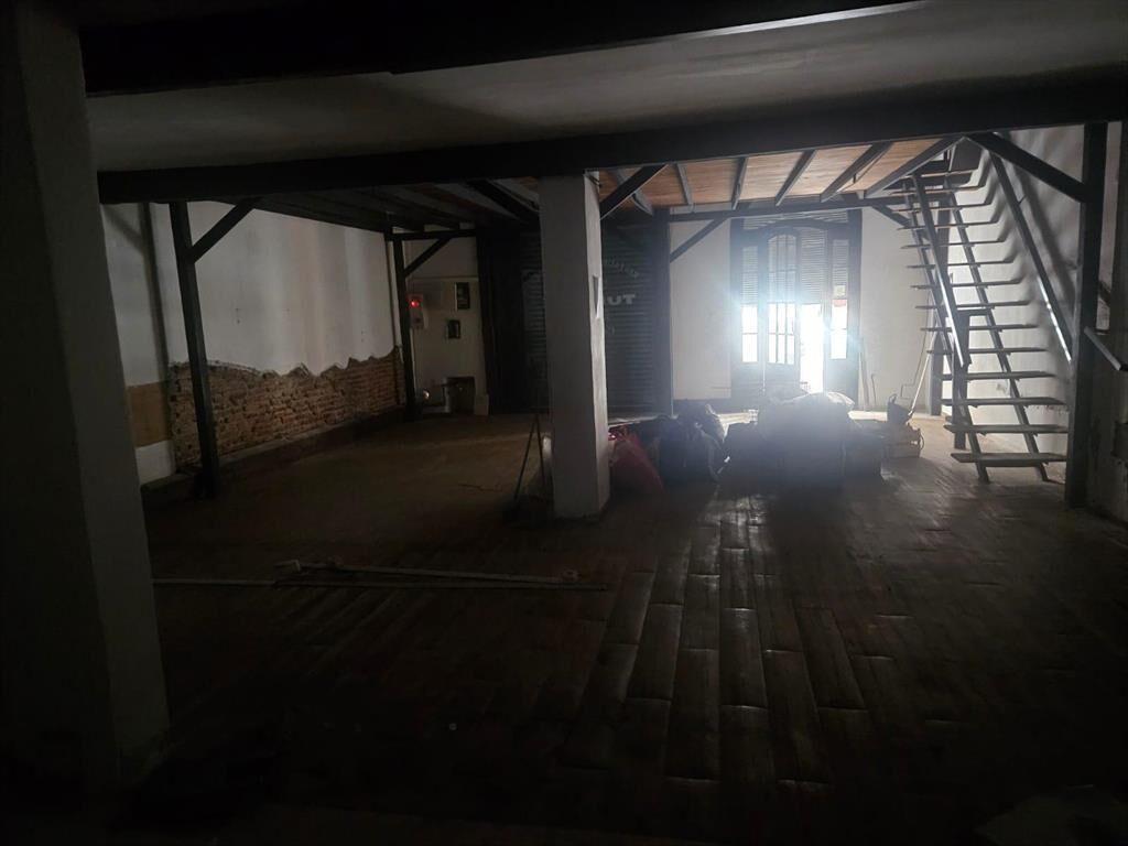 Treinta y Tres casi peatonal Sarandi , 228 m2 , 8 mts de fr