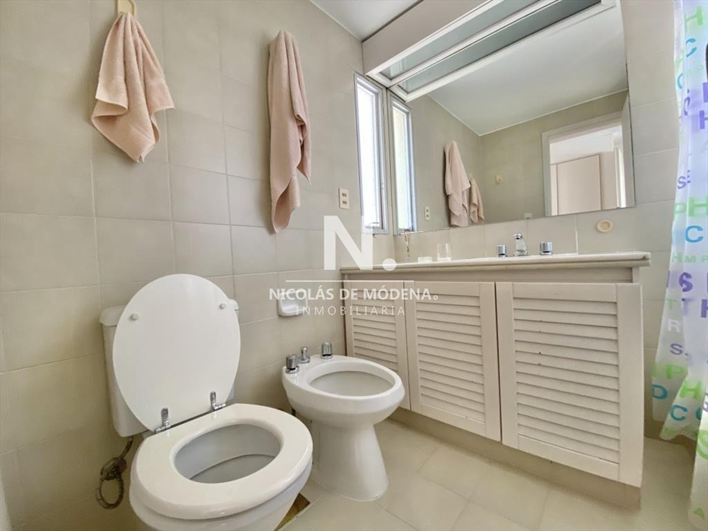 Vende impecable apartamento de 2 dormitorios en -