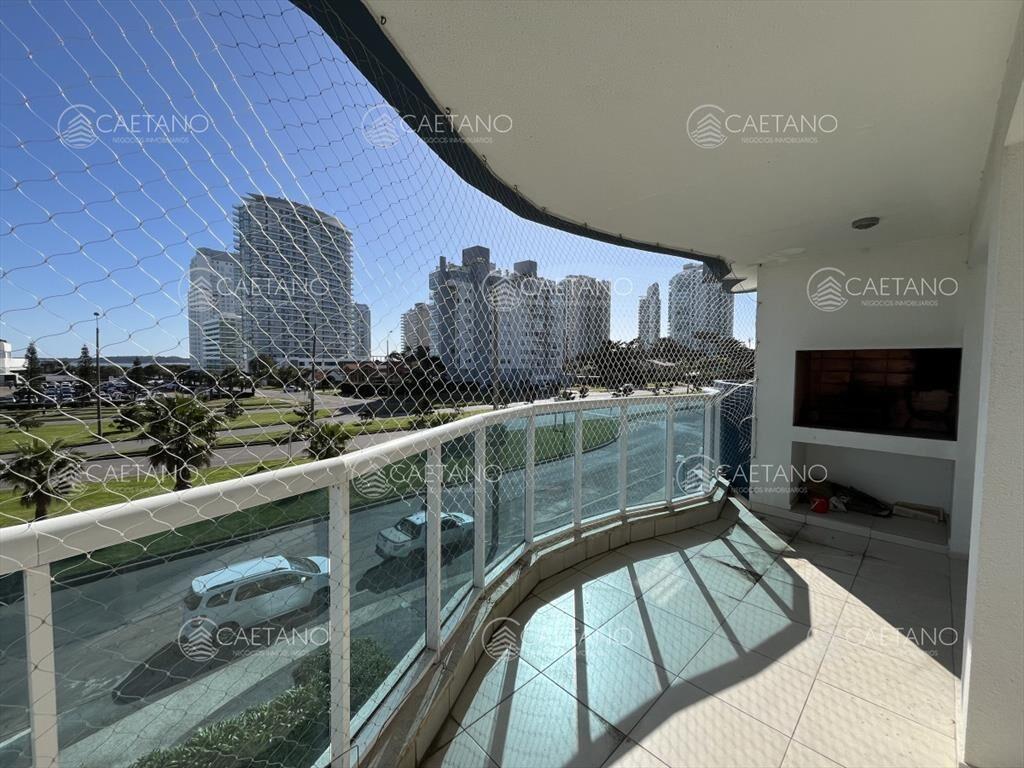 Apartamento en Alquiler a una cuadra del mar en