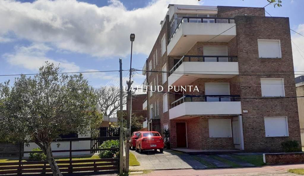 Piriapolis, apartamento de dos dormitorios a 100