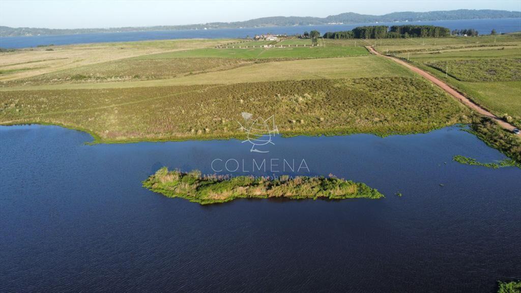 Chacra con frente a laguna.