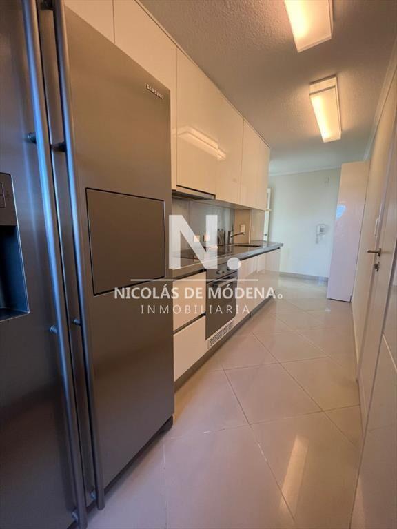 Vende apartamento de 3 dormitorios en Roosevelt.