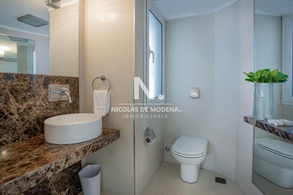 En venta casa en Lugano de 4 dormitorios, con piscina y par