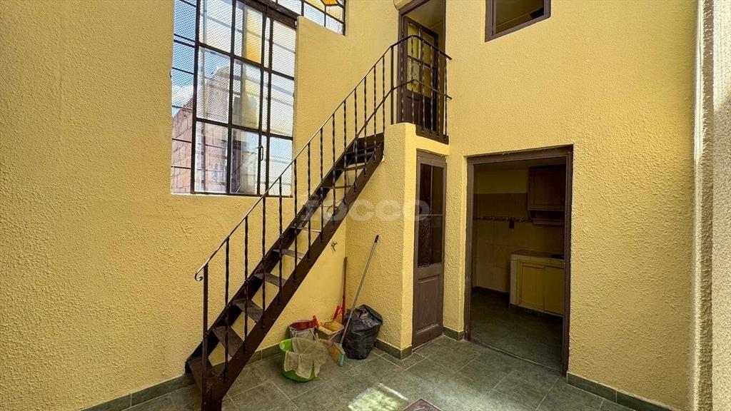 Venta con Renta de Local Comercial y 2 Apartamentos en Ciud