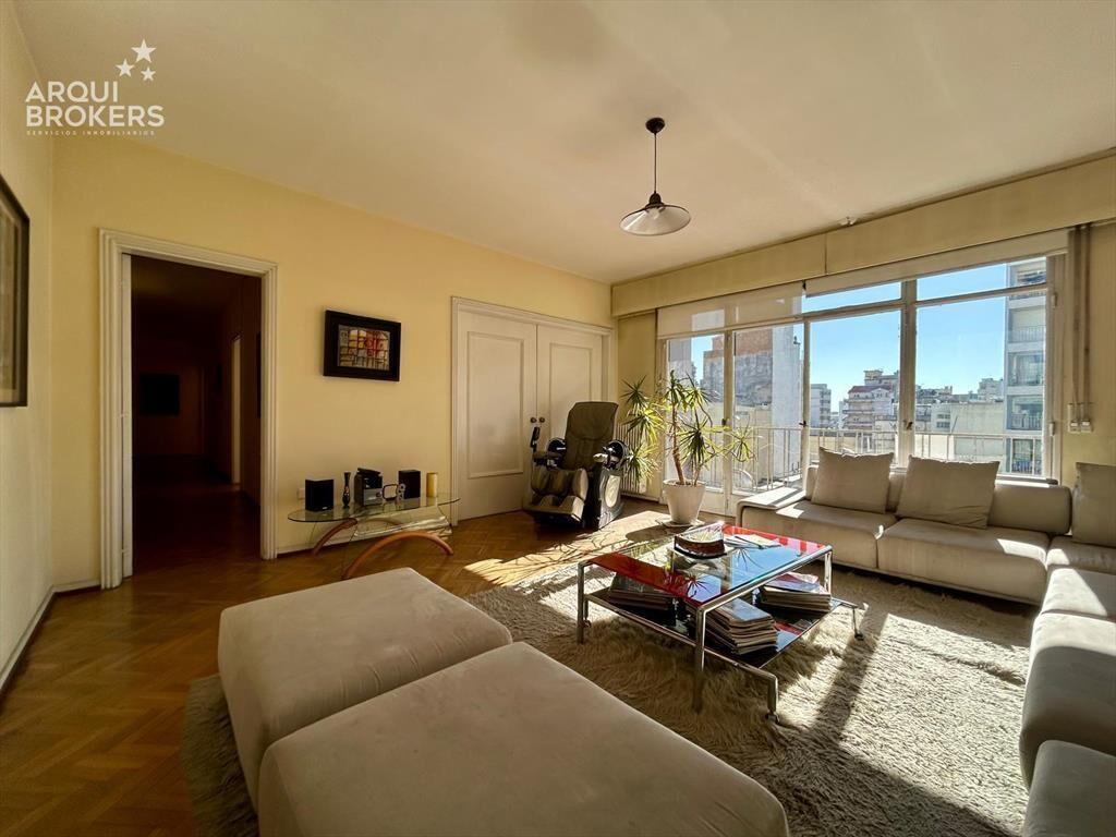 Apartamento de cuatro dormitorios en venta en Centro