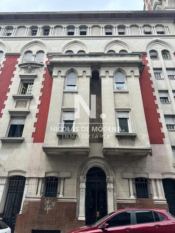 Apartamento de 4 Dormitorios en Ciudad Vieja. en