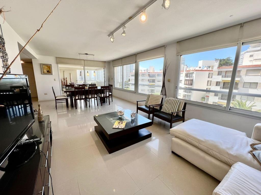 APARTAMENTO EN VENTA 4 DORMITORIOS CON PARRILLERO
