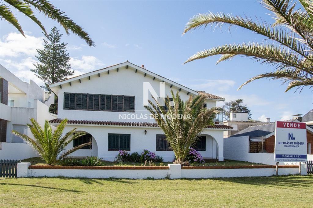 Importante residencia frente al mar en venta.