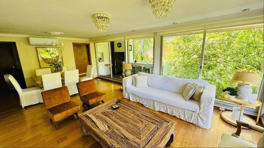Apartamento tipo casa, 3 dormitorios, 3 baños, serv.completo