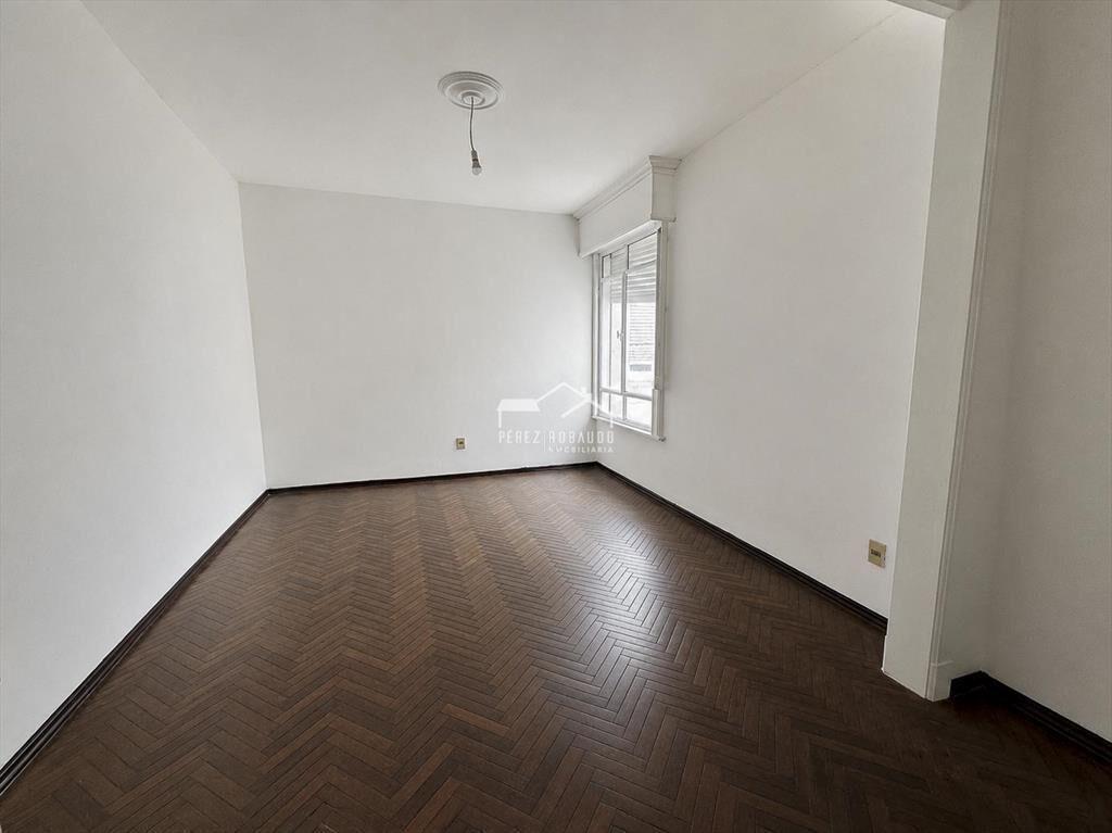 Venta apartamento 3 dormitorios, primer piso por escalera