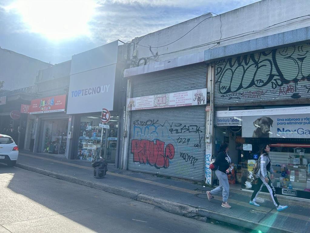 Venta Esquina Paso Molino – 3 Locales Comerciales con Renta