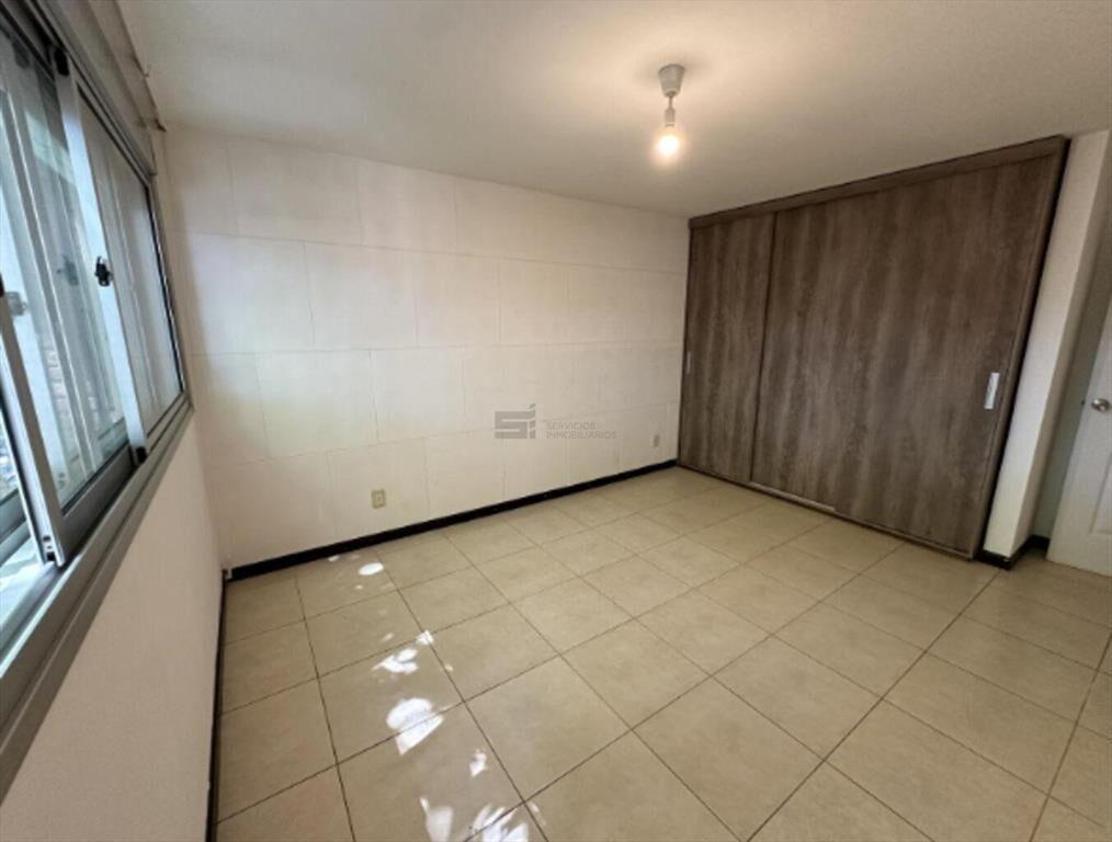 Venta con Renta Apartamento tres dormitorios dos baños balc