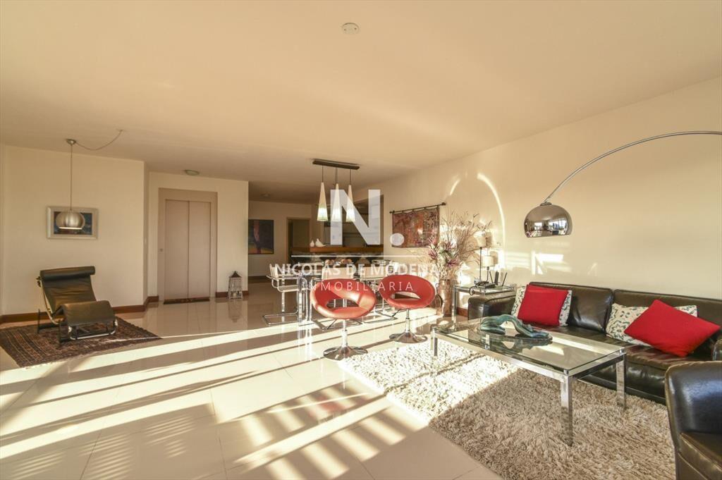 Espectacular Apartamento de Tres Dormitorios al -