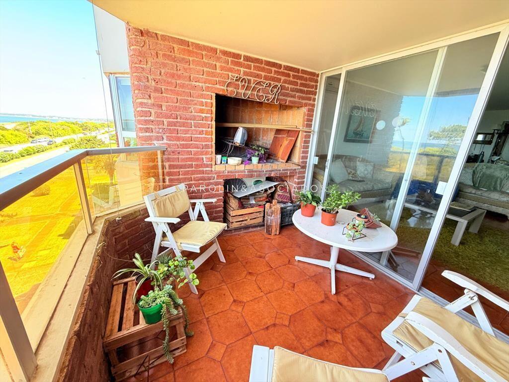 Apartamento con parrillero de 4 dormitorios al en