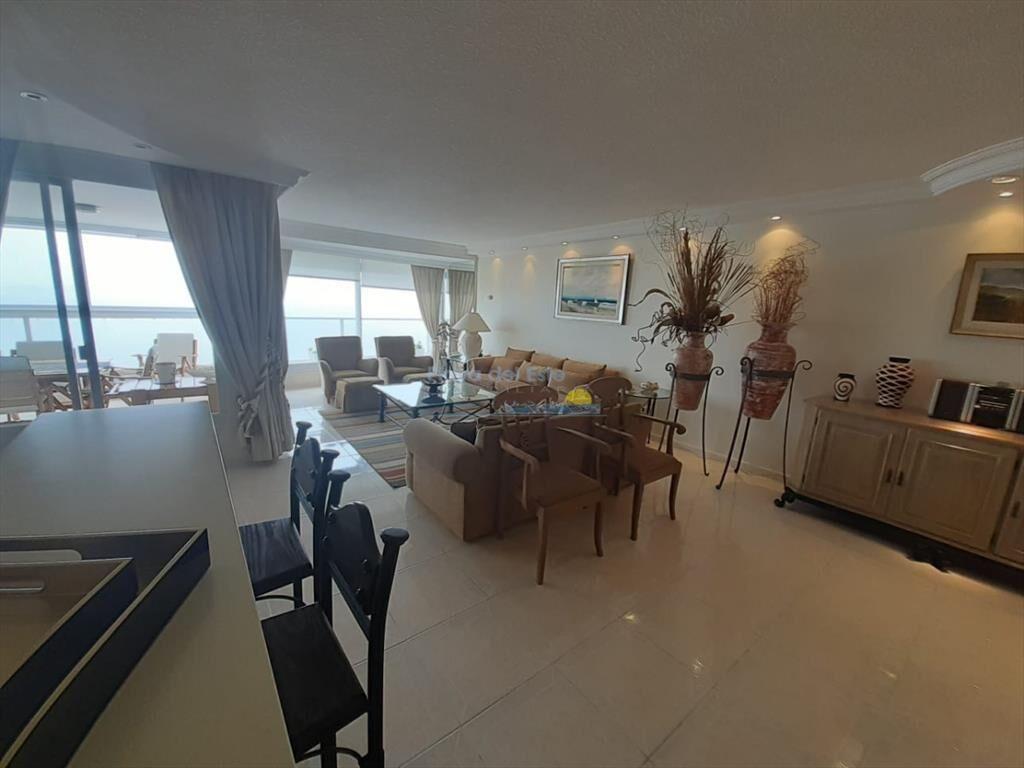Beverly Tower, piso alto.