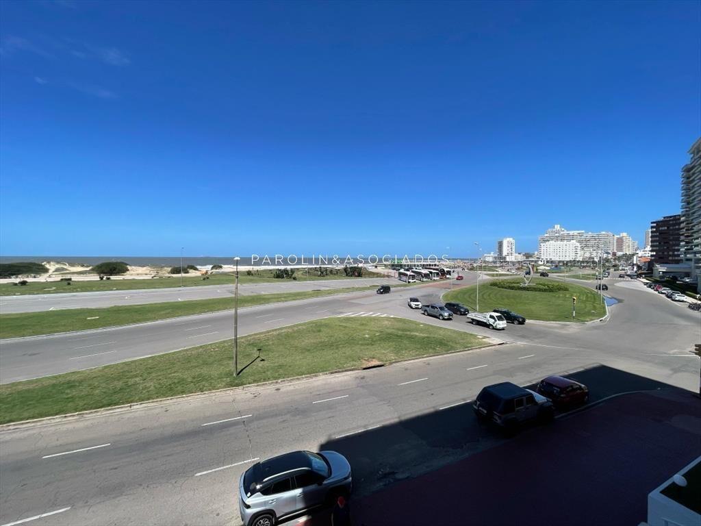 Apartamento de 2 dormitorios y dependencia de en