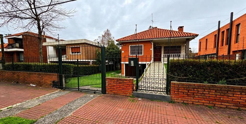ALQUILER CASA 3 dormitorios 3 baños piscina en Carrasco