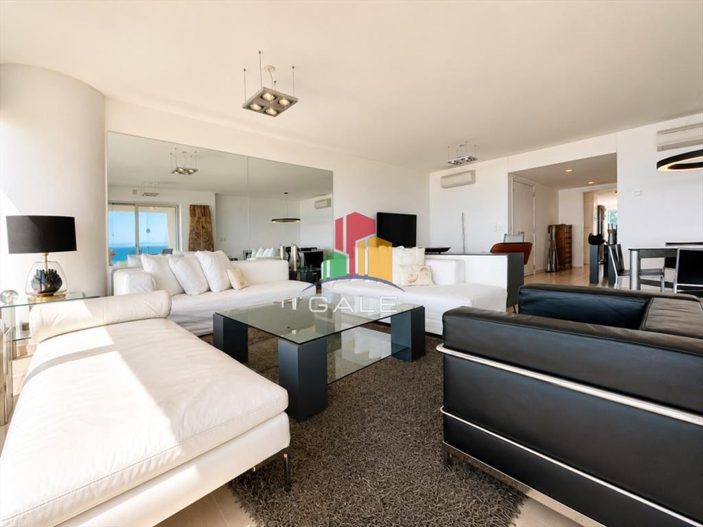 Venta y alquiler de departamento esquinero de tres dormitor