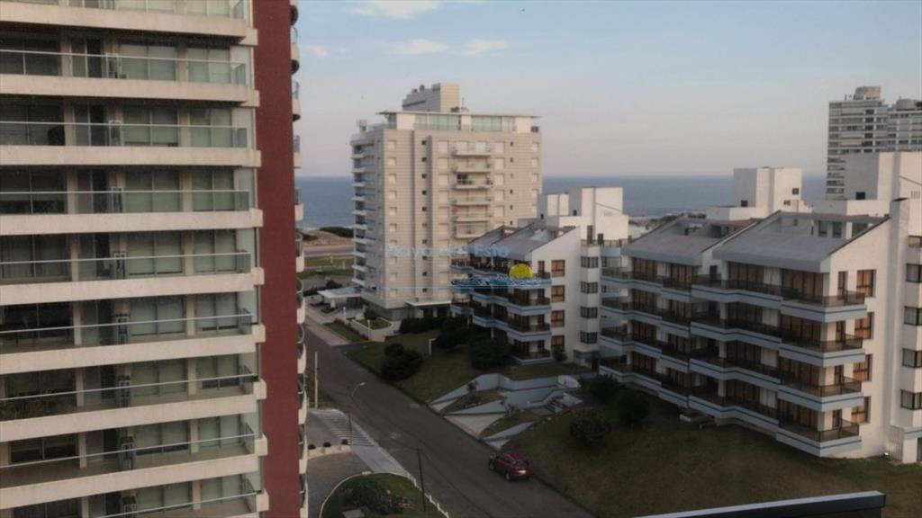 BRAVA A METROS DEL MAR