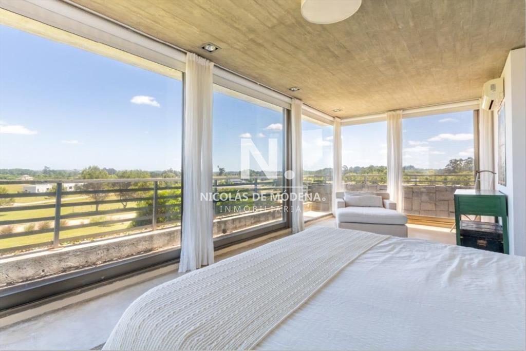 Vende impecable casa de 2 plantas con 3 en suite,