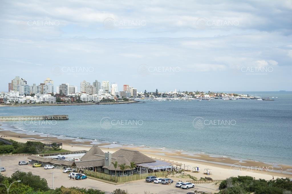 Departamento en venta con amplios ambientes, en
