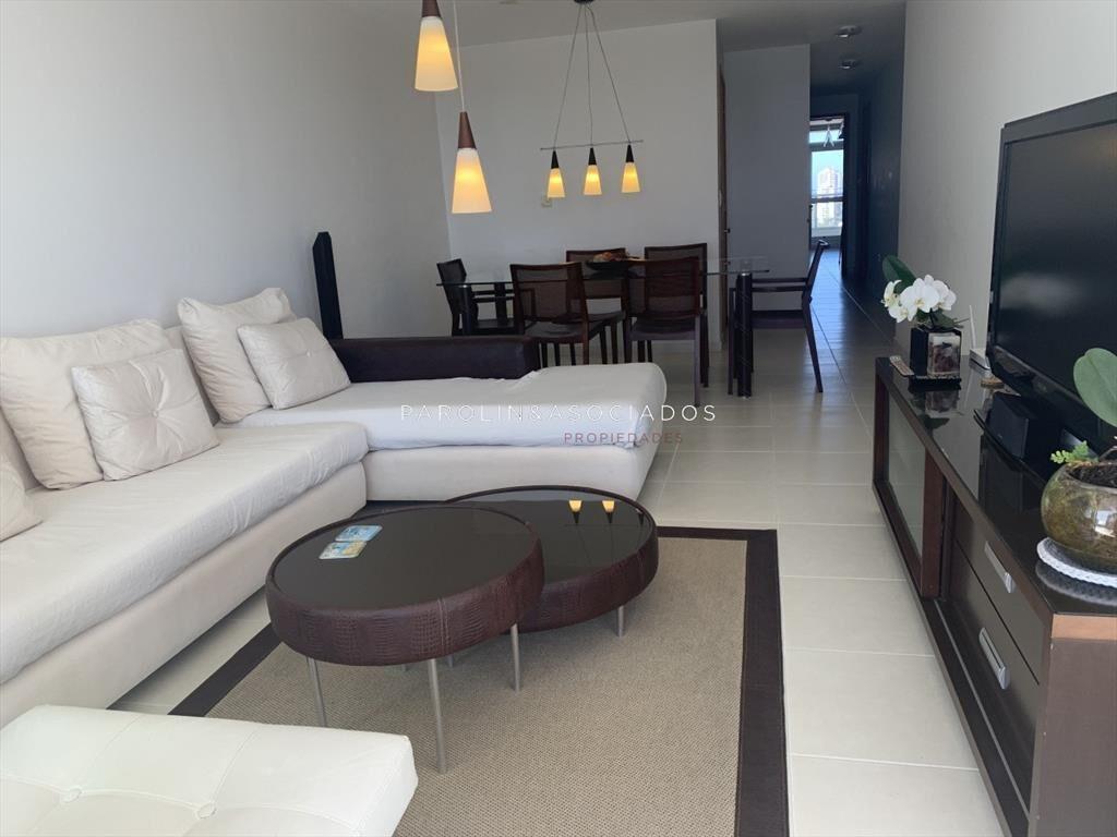 Apartamento en venta en piso alto Seasons Tower, Punta del