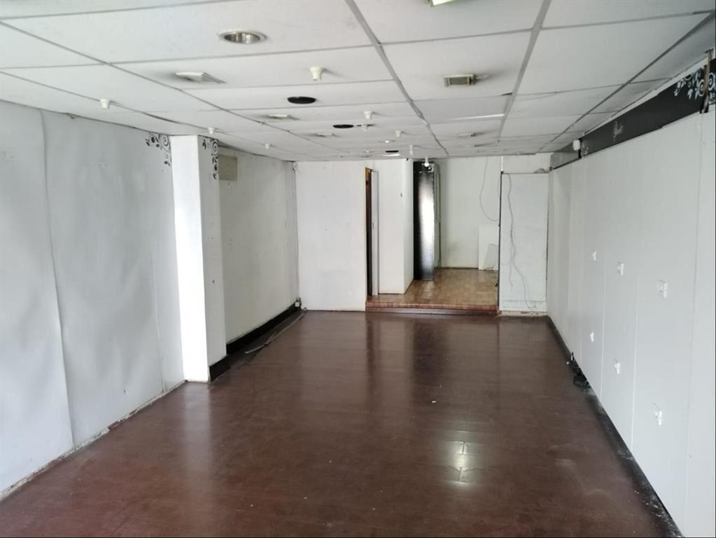 Excelente ubicación sobre Av. Garzón. Tres locales comercia
