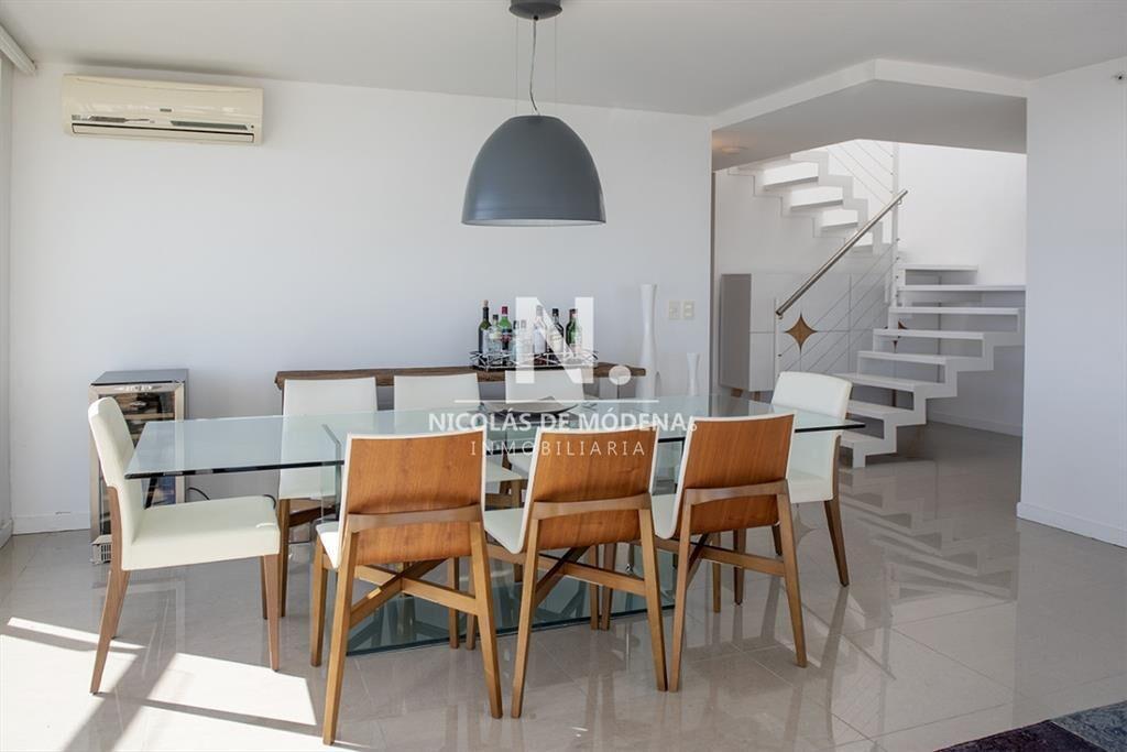 Vende departamento de 3 suites en Punta del Este.